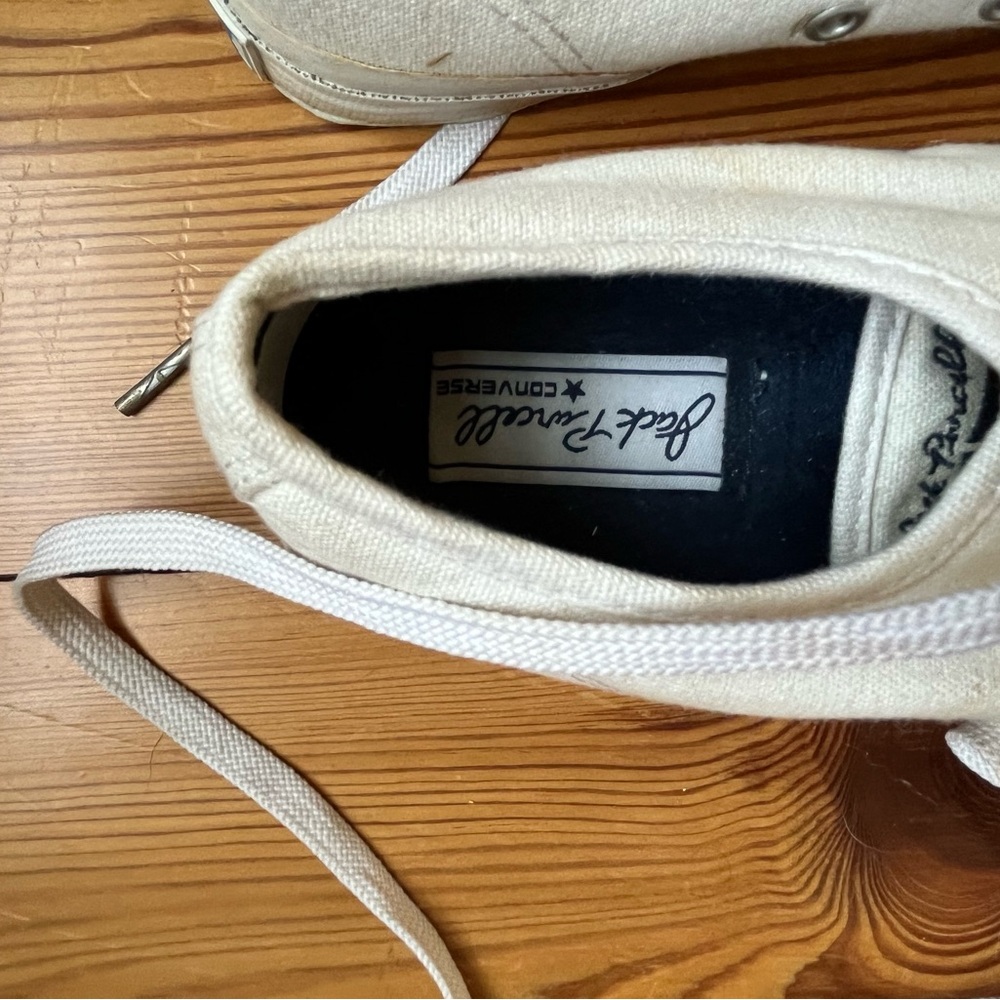 White converse size 9. Used but in good condotion.